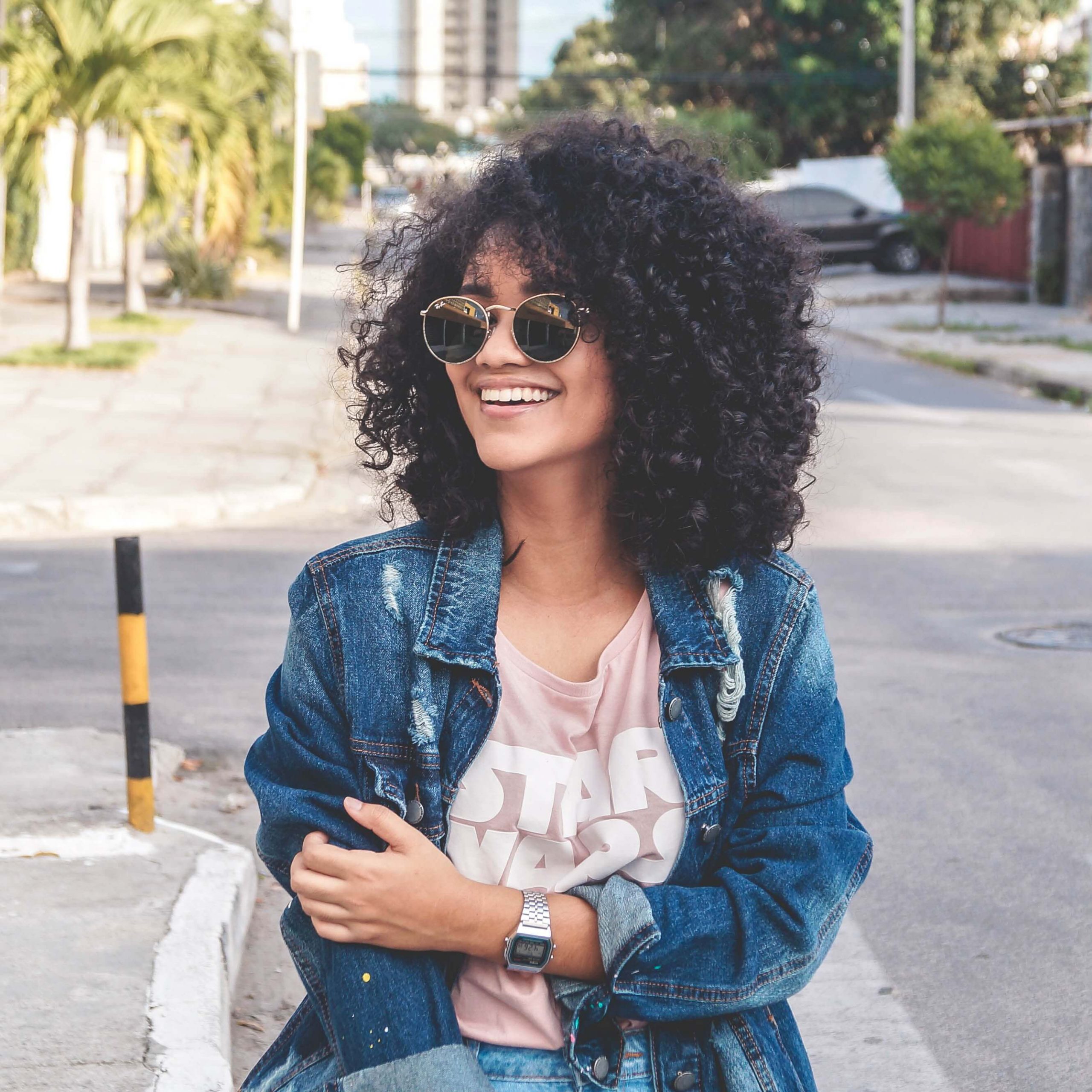Embrasser les cheveux bouclés