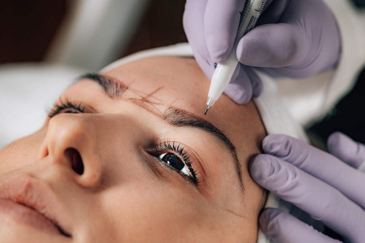Comment prendre soin de vos sourcils après le microblading ?